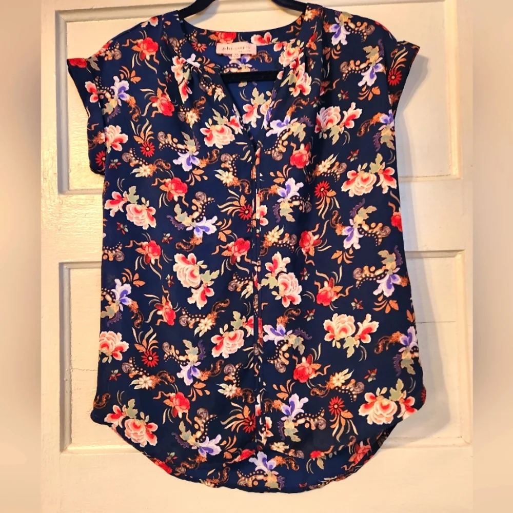 Philosophy Top, Blouse Floral Navy, Pink, Green V-neck Sz XS EUC Summer Tropical